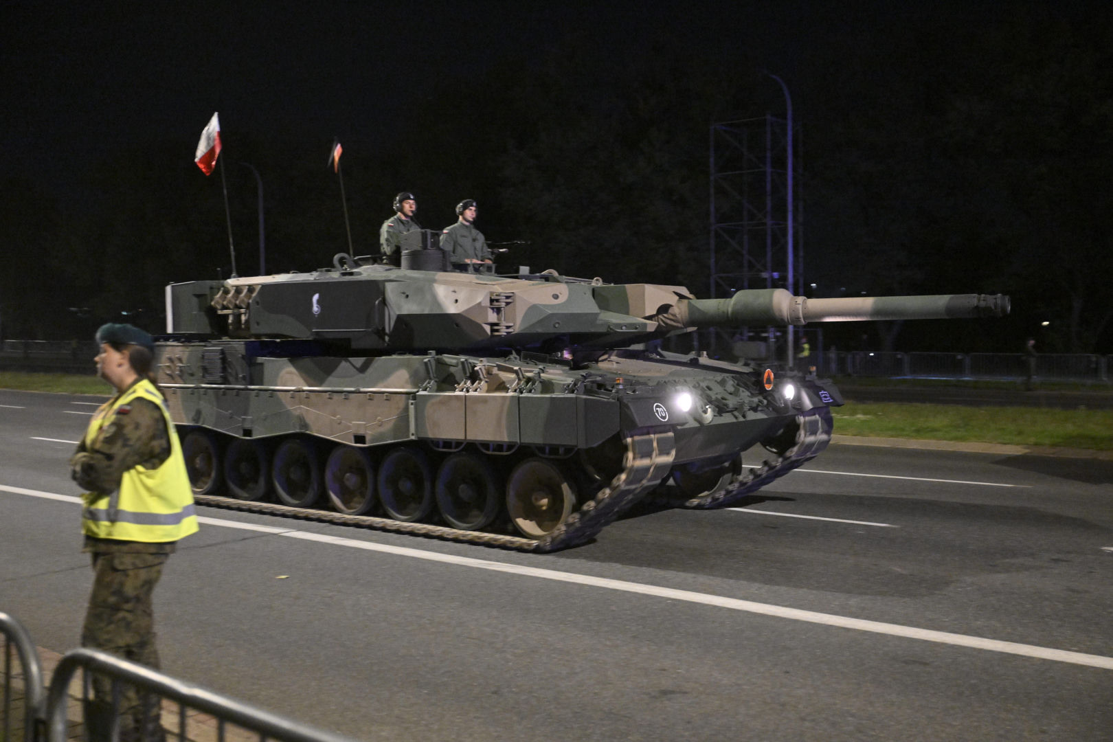 Nocna próba defilady wojskowej w Warszawie