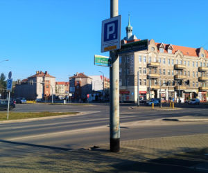 Od czterech lat ma patrona, ale mieszkańcy wciąż nie wiedzą jak nazywa się ten plac. Gdzie są tablice?