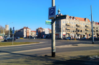 Od czterech lat ma patrona, ale mieszkańcy wciąż nie wiedzą jak nazywa się ten plac. Gdzie są tablice?