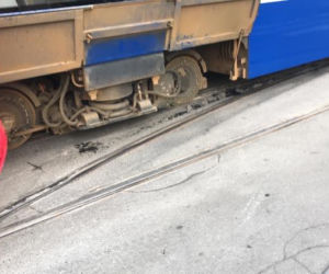 Kraków: Nowy dzień, nowe wykolejenie. Tramwaj wyleciał z szyn w centrum miasta