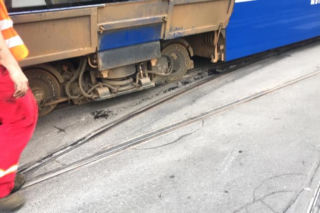 Kraków: Nowy dzień, nowe wykolejenie. Tramwaj wyleciał z szyn w centrum miasta [ZDJĘCIA]