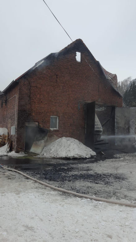 Podczas gaszenia pożaru zawaliła się ściana. Czterech strażaków rannych! 