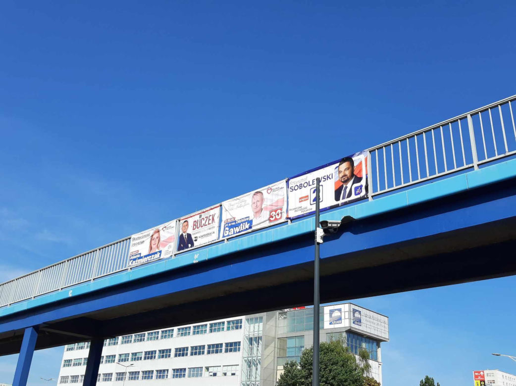 Rzeszowskie osiedla pozaklejane plakatami wyborczymi. Plakat na plakacie 