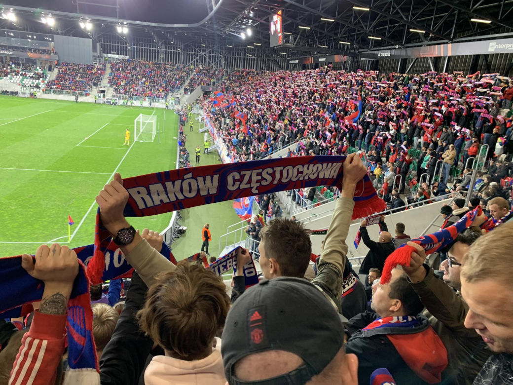 Mecz Raków Częstochowa - Sporting Lizbona. Stadion w Sosnowcu szczelnie wypełnił się kibicami 