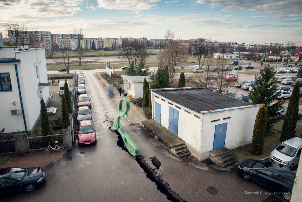 Białystok na świetnych grafikach Sławomira Gawryluka. Olbrzymy na Rynku Kościuszki, nożyce przecinające asfalt, kanał w centrum miasta