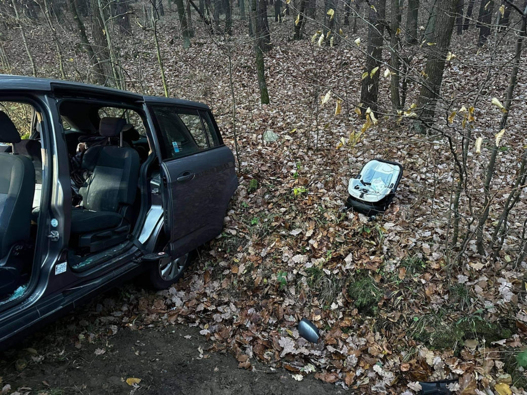 Zderzenie samochodu osobowego z tirem. Czteroosobowa rodzina w szpitalu