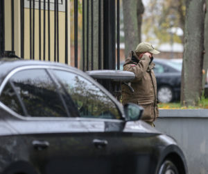 Naczelnik założył maskę