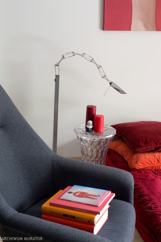 Czerwone dodatki w salonie