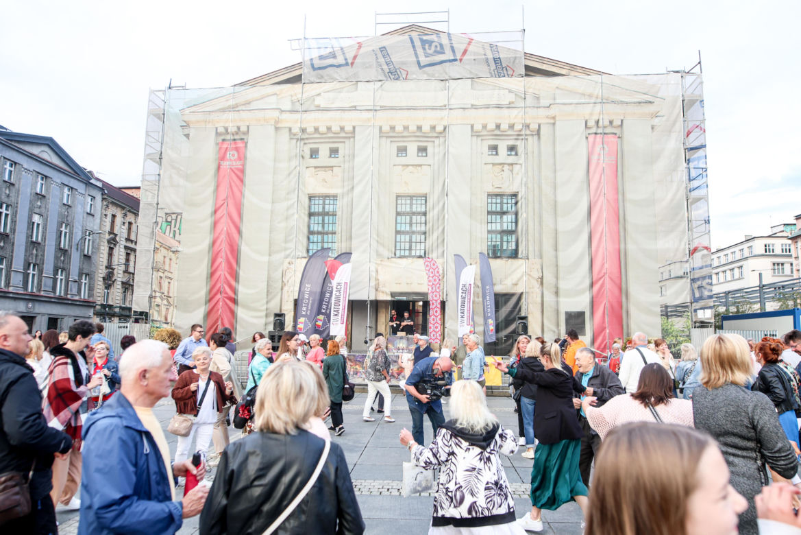 Potańcówka przed Teatrem Śląskim w Katowicach 