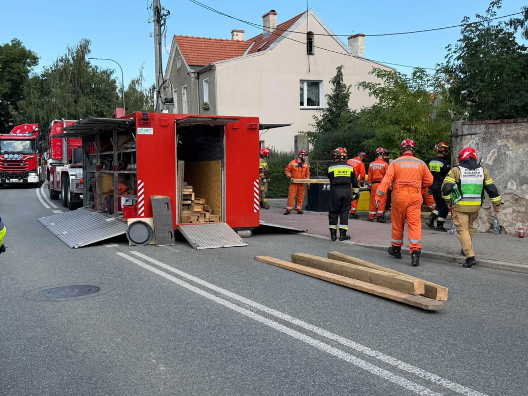 Dramat na Dolnym Śląsku! Ciężarówka wbiła się w budynek mieszkalny. Trwa akcja ratunkowa