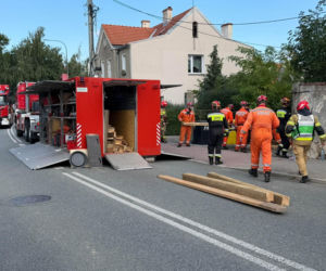 Dramat na Dolnym Śląsku! Ciężarówka wbiła się w budynek mieszkalny. Trwa akcja ratunkowa