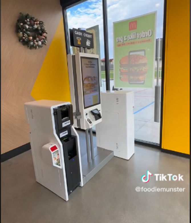 McDonalds otworzył restaurację przyszłości. Frytki poda ci robot!