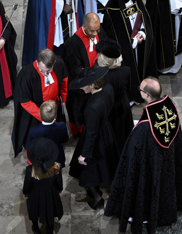 Trumna z Królową przybyła do Westminsteru