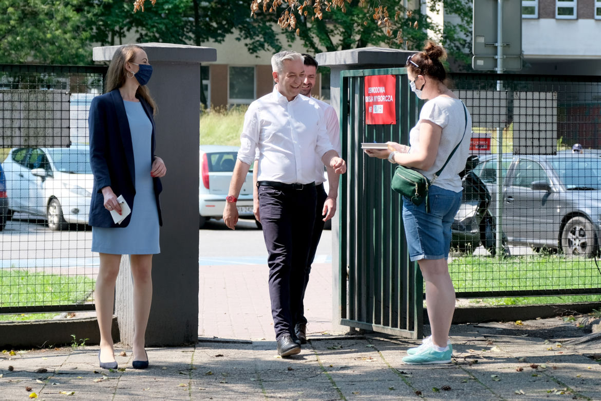 Wybory 2020 Robert Biedroń ze swoim partnerem Krzysztofem Śmiszkiem oddali głosy