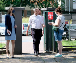 Wybory 2020 Robert Biedroń ze swoim partnerem Krzysztofem Śmiszkiem oddali głosy