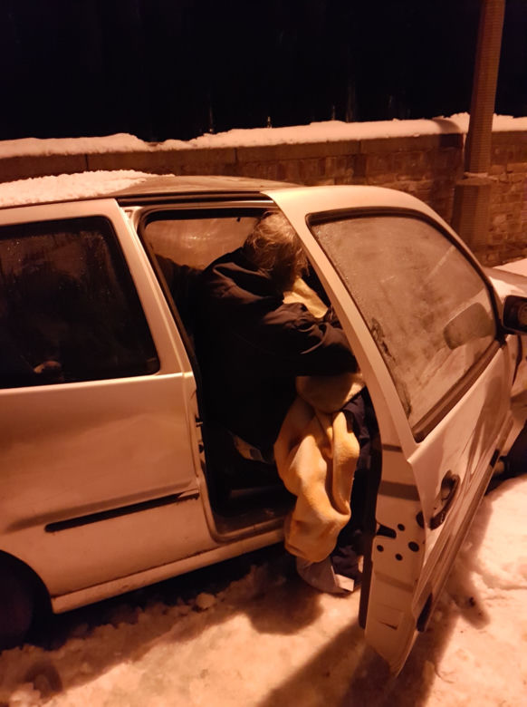 Stracili wszystko. Teraz mieszkają we wraku auta. Strażnicy miejscy chcą im pomóc