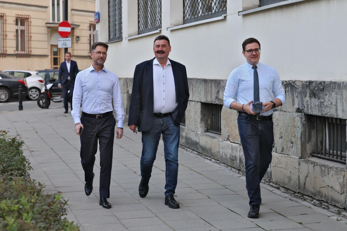 Zamiast na Nowogrodzkiej, Morawiecki i jego stronnicy spotkali się przy Konopnickiej. Były cukierki dla dziennikarzy