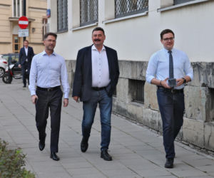 Zamiast na Nowogrodzkiej, Morawiecki i jego stronnicy spotkali się przy Konopnickiej. Były cukierki dla dziennikarzy