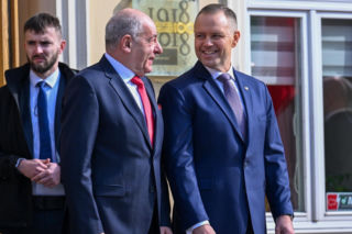 Prezydent Węgier w Polsce. Tak został przywitany w Przemyślu