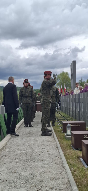 „Dziś wracają do siebie”. Pogrzeb żołnierzy NSZ po dekadach od komunistycznej zbrodni