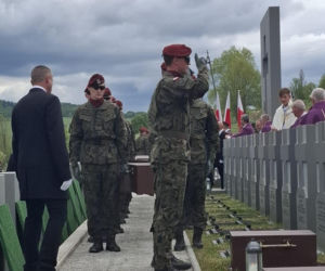 „Dziś wracają do siebie”. Pogrzeb żołnierzy NSZ po dekadach od komunistycznej zbrodni