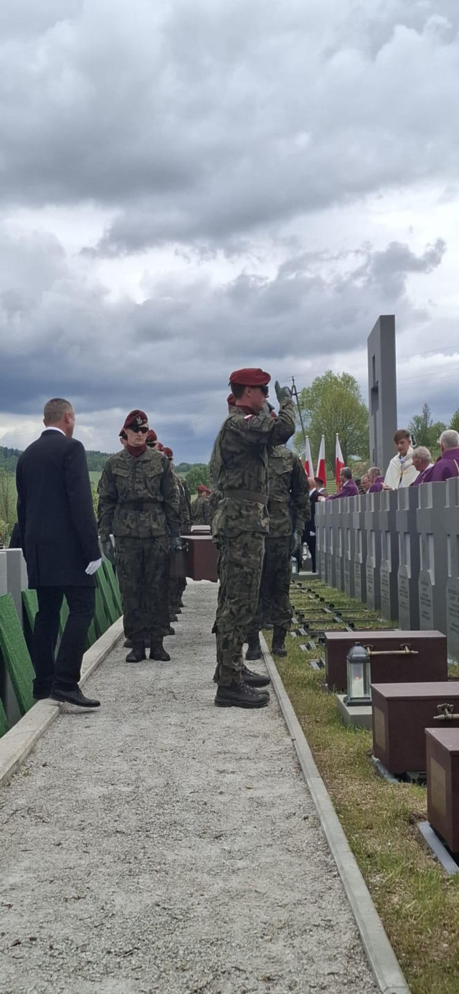 „Dziś wracają do siebie”. Pogrzeb żołnierzy NSZ po dekadach od komunistycznej zbrodni