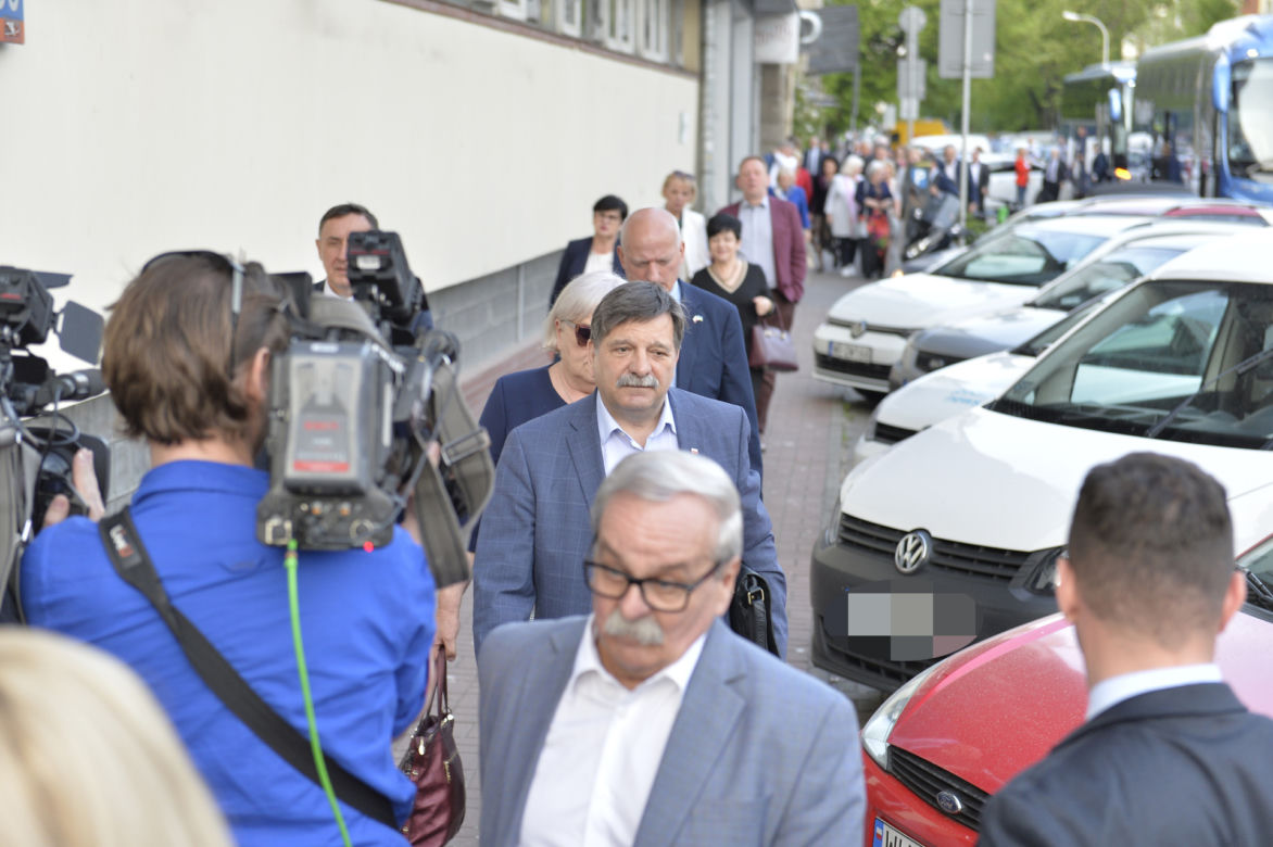 Ujawniamy kulisy posiedzenia klubu PiS w siedzibie partii