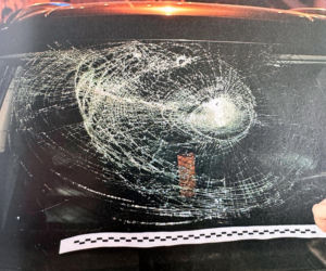 Agresywny mężczyzna dewastował przejeżdżające auta w Warszawie