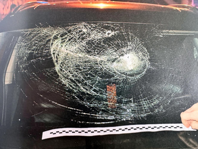 Agresywny mężczyzna dewastował przejeżdżające auta w Warszawie