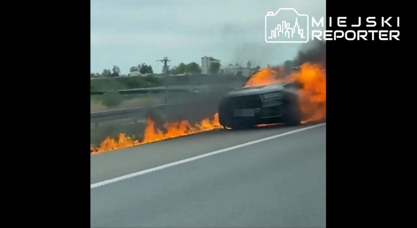 Wielki pożar auta na A2 pod Warszawą. Korek na autostradzie miał kilka kilometrów
