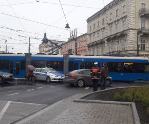 Wypadek w centrum Krakowa. Konsularne BMW potrąciło rowerzystę