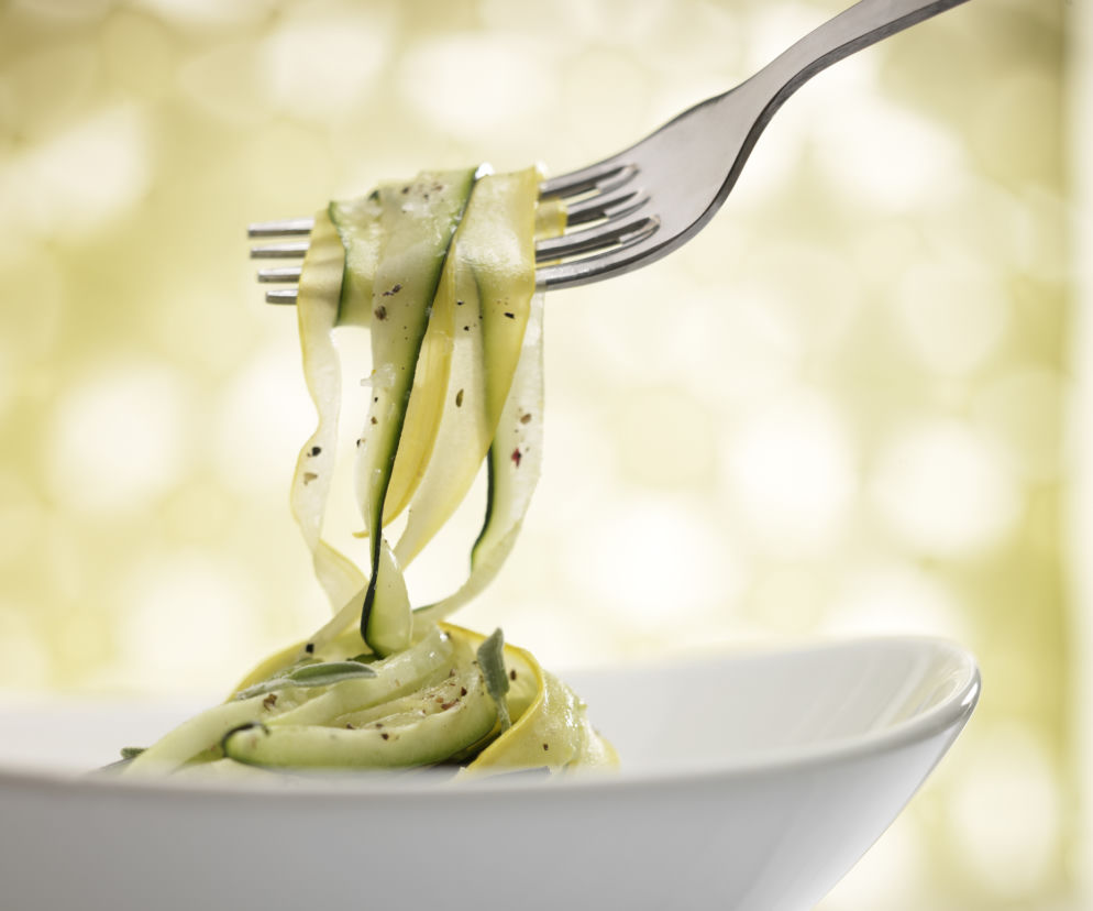 Letnia sałatka z cukinii z szynką i serem mozzarella