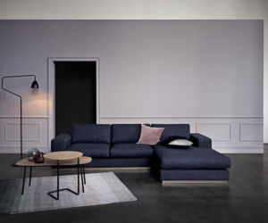 Miękka sofa z poduchami wypełnionymi pierzem