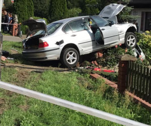 Kierowca BMW stracił przytomność i uderzył w MUROWANY płot! Poważny wypadek w Sierakowie [ZDJĘCIA]