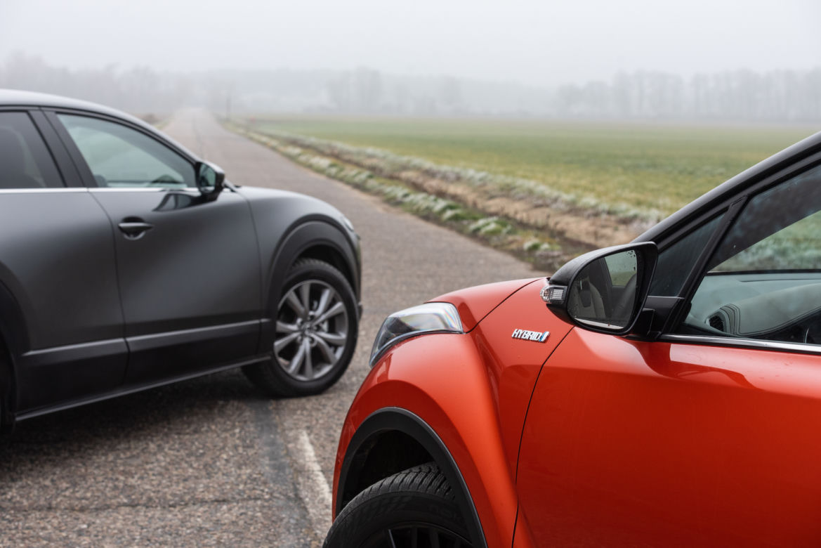 Toyota C-HR 2.0 Hybrid Dynamic Force 184 KM e-CVT vs Mazda CX-30 Skyactiv-X 180 KM 6MT AWD