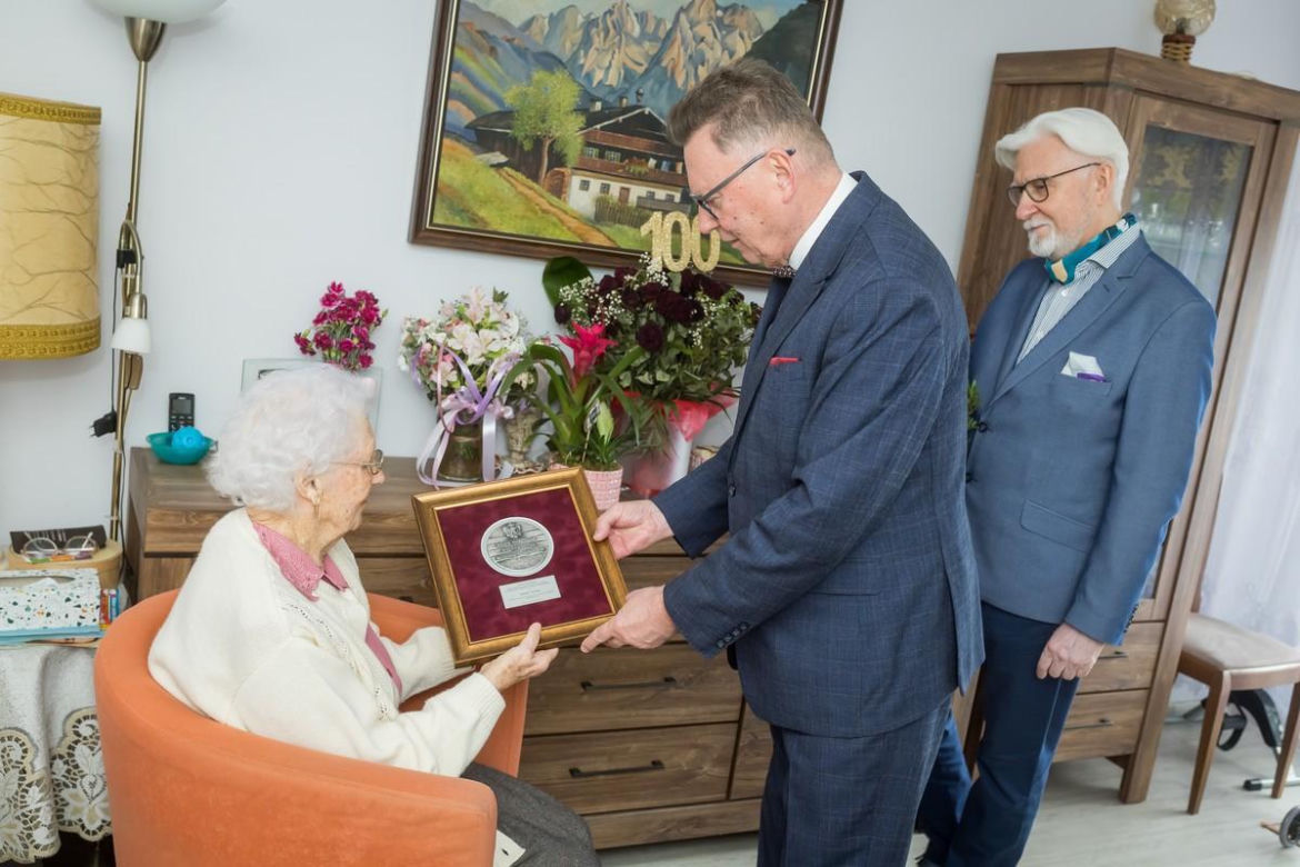 Ma 8 wnucząt i 11 prawnuków. Pani Joanna skończyła właśnie 100 lat i czerpie z życia garściami