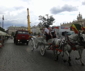 Samochody na Rynku Głównym: Władze Krakowa wydają decyzje niezgodne z prawem napisanym przez... władze Krakowa?