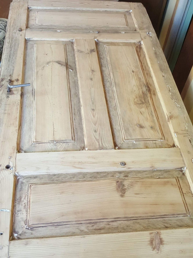 Drzwi w trakcie renowacji