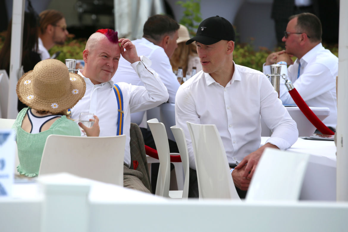 Krzysztof Diablo Włodarczyk z najbliższymi na wyścigach na Służewcu
