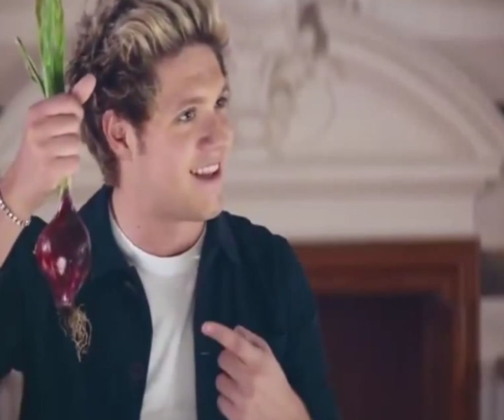 Niall Horan w reklamie Between Us