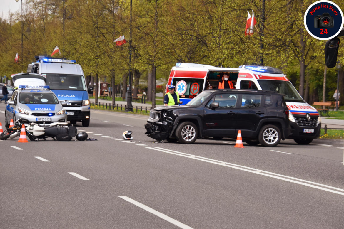 Jeep gruchnął w motocykl! Kierujący wymusił pierwszeństwo. Ranne dwie osoby