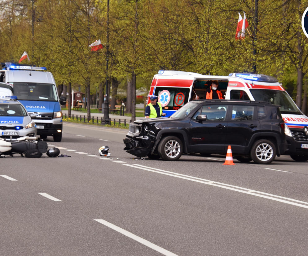 Jeep gruchnął w motocykl! Kierujący wymusił pierwszeństwo. Ranne dwie osoby