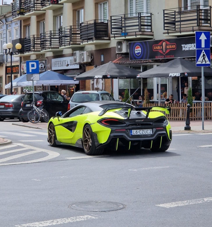 Siedlczanie chętnie korzystali z przejażdżek luksusowymi sportowymi samochodami by wesprzeć szczytny cel