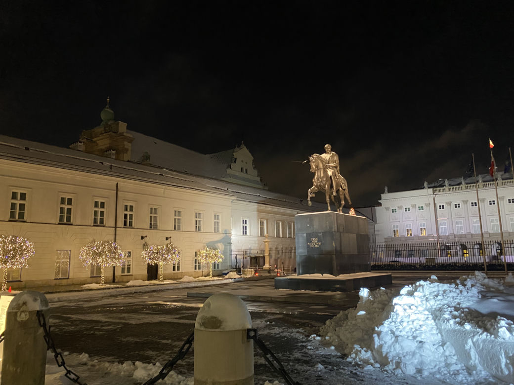 Warszawska iluminacja w śnieżny wieczór