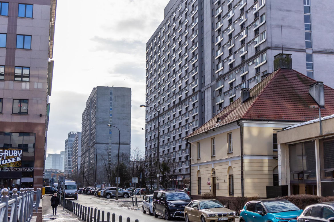 Osiedle za Żelazną Bramą – czekające na remont, krzyczące reklamami