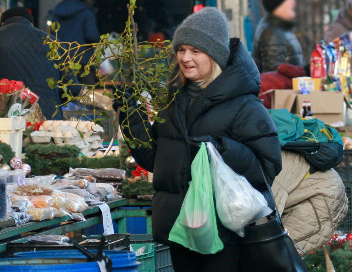 Małgorzata Tusk buszuje na bazarze. W koszyku cenna porcelana i słoik ogórków