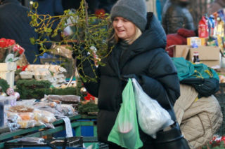 Małgorzata Tusk buszuje na bazarze. W koszyku cenna porcelana i słoik ogórków