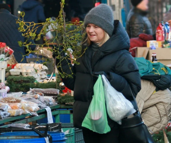 Małgorzata Tusk na targu. Kapusta, ogórki i cacko za grosze?