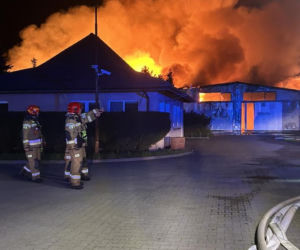 Pożar hal produkcyjnych w Bramkach