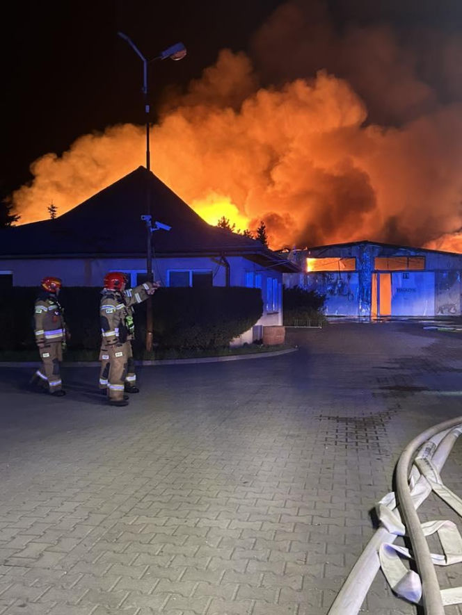 Pożar hal produkcyjnych w Bramkach